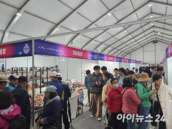 1일 여주도자기축제 도자기홍보 판매관에서 관광객들이 다양한 도자기를 둘러보고 있다. [사진=임정규 기자]
