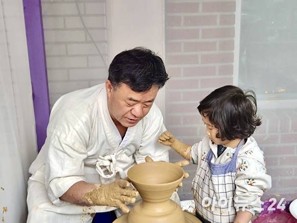 1일 여주도자기축제에서 한 참가자가 직접 도자기를 빚어보는 체험 프로그램에 열중하고 있다. [사진=임정규 기자]