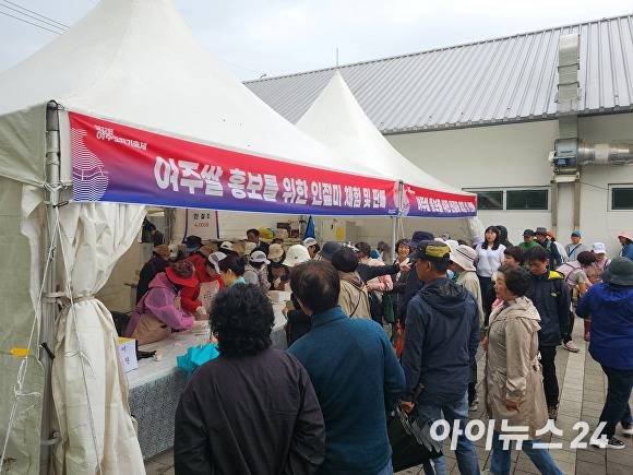 1일 여주도자기축제에서 관광객들이 인절미 체험을 하기 위해 기다리고 있다. [사진=임정규 기자]