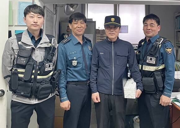 청원경찰서 관계자들이 1일 모 아파트에서 분실된 현금 500여 만원을 찾아준 경비원 안병욱(오른쪽 두번째)씨에게 감사장을 수여한 뒤 기념 사진을 찍고 있다. [사진=청주청원경찰서]