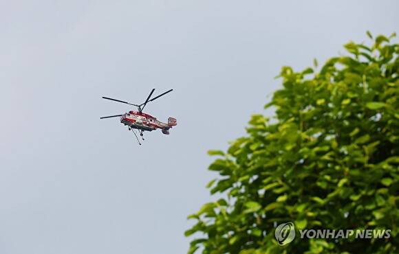1일 대구 북구 함지산 산불 재발화 현장에서 산불 진화용 헬기가 진화 작업을 하고 있다. [사진=연합뉴스]