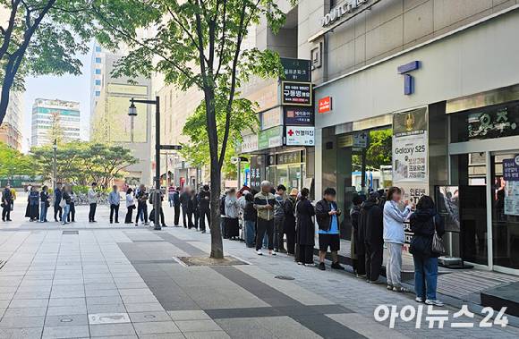 지난 달 28일 오전 서울 마포구에 위치한 T월드 매장에 유심을 교체하러 온 SK텔레콤 고객들이 줄을 지어 서 있다. [사진=정소희 기자]