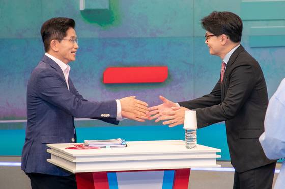 국민의힘 제21대 대통령선거 경선 결선투표에 진출한 김문수(왼쪽), 한동훈 후보가 30일 서울 중구 TV조선에서 TV토론에 앞서 인사하고 있다. 국회사진기자단