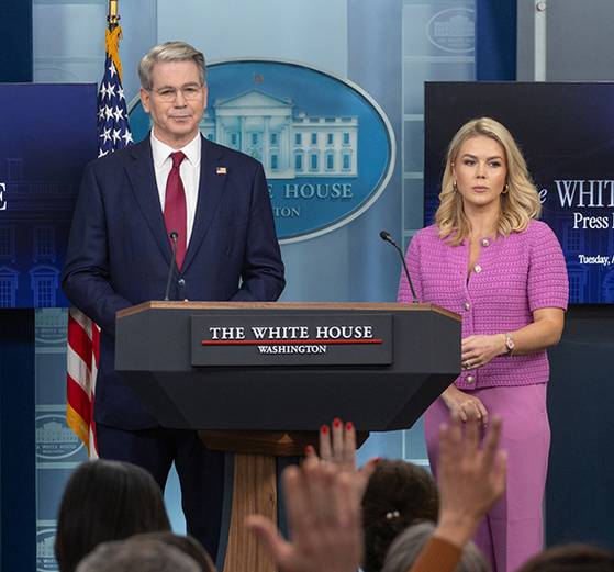 스콧 베센트 미 재무장관(왼쪽)은 지난달 29일(현지시간) 트럼프 대통령 취임 100일 경제성과 브리핑에서 “(한국과 일본 정부가) 선거 전 무역 협정 틀을 완성하길 원한다”고 말했다. [신화통신=뉴시스]