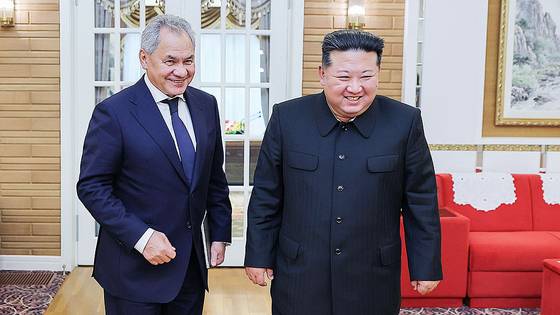 세르게이 쇼이구 러시아 국가안보회의 서기와 김정은 북한 노동당 총비서. 지난해 9월 쇼이구 서기가 북한을 방문했을 때 모습. 뉴스1