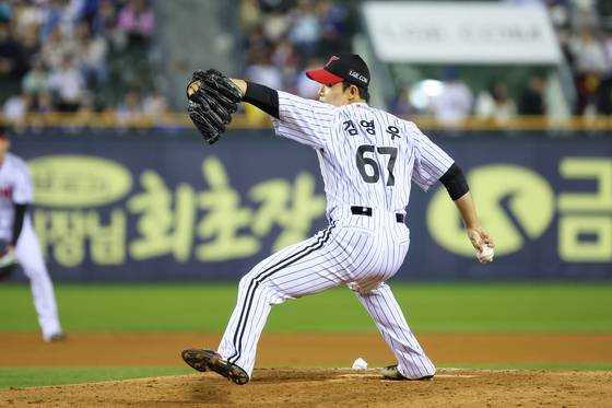 지난달 17일 잠실구장에서 열린 삼성 라이온즈와의 경기에 마운드에 올라 역투하는 김영우. 사진 LG 트윈스