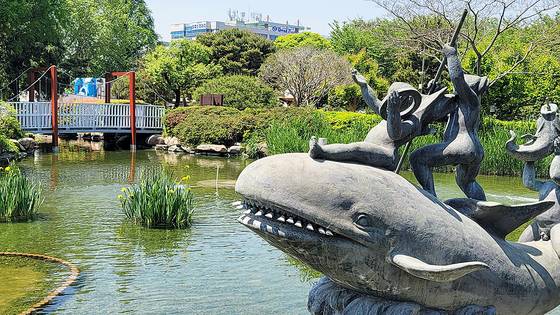 경남 창원시 의창구에 있는 경남도청 정원에 조성된 3967㎡(1200평) 규모의 생태 연못. 사진 경남도