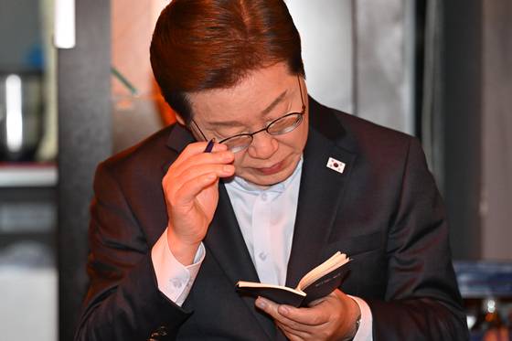 이재명 더불어민주당 대선 후보가 1일 서울 종로구의 한 음식점에서 열린 비전형 노동자 간담회에 참석해 발언하고 있다. 대법원 전원합의체는 이날 이 후보에게 무죄를 선고한 원심판결을 파기하고 사건을 서울고법으로 돌려보냈다. 김성룡 기자