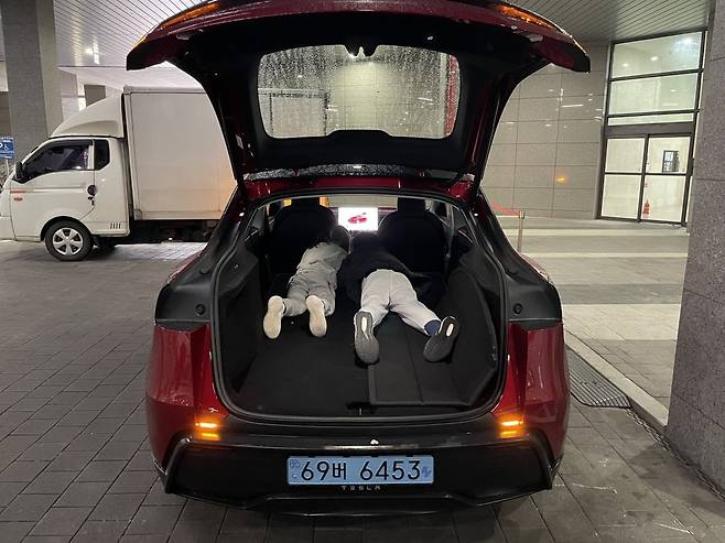 새 모델Y는 뒷좌석을 접으면 넉넉한 적재 공간이 나온다. 최대 2130L를 실을 수 있다. 초등학생 2명이 엎드려 있는 모습.  /백수전 기자