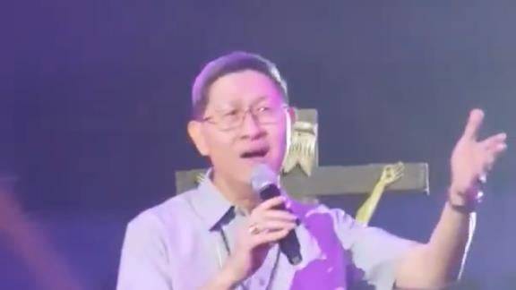 2019년 한 행사에서 존 레논의 '이매진' 부르는 타글레 추기경. / 이탈리아 일간지 코리에레델라세라 캡처.