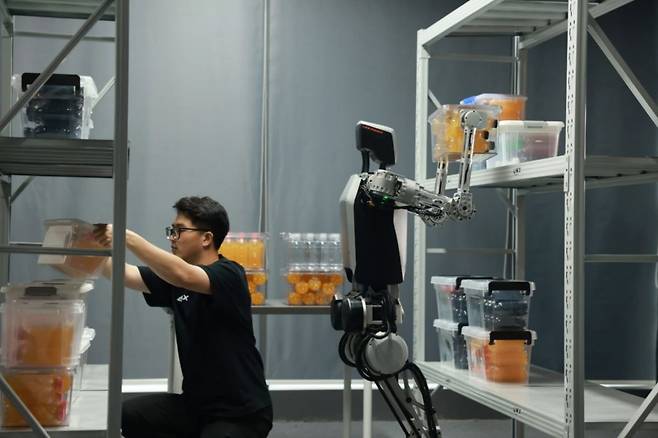 림스다이나믹스의 휴머노이드 로봇 CL-1이 작업을 하고 있다. / 사진=림스다이나믹스