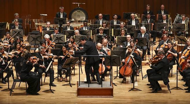크리스티안 마첼라루가 지난 30일 서울 서초동 예술의전당 콘서트홀에서 프랑스 국립 오케스트라 공연을 지휘하고 있다. 임형택기자