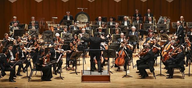 크리스티안 마첼라루가 지난 30일 서울 서초동 예술의전당 콘서트홀에서 프랑스 국립 오케스트라 공연을 지휘하고 있다. 임형택기자