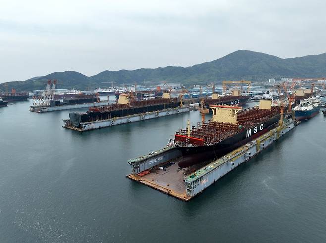 한화오션 부유식 도크에서 건조되고 있는 선박 전경. 사진=한화오션