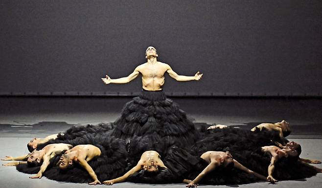 스페인 국립플라멩코발레단이 현대무용과 스페인 민속 춤인 플라멩코의 만남을 그린 무용 ‘아파나도르’를 공연하고 있다.  ⓒMerche Burgos