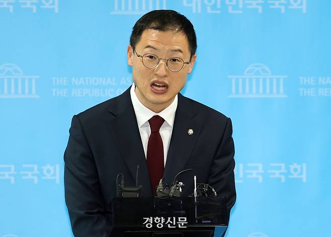 김상욱 국민의힘 의원이 지난달 7일 국회 소통관에서 탈당 요구에 대해 기자회견을 하고 있다. 박민규 선임기자