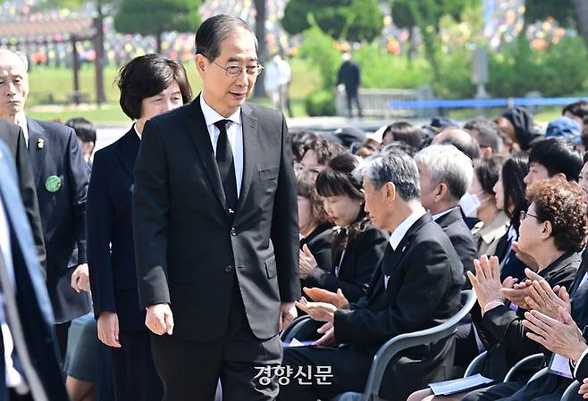 한덕수 대통령 권한대행 겸 국무총리가 지난달 25일 대전 유성구 국립대전현충원 현충광장에서 열린 제2회 순직의무군경의날 기념식에 참석하고 있다. 대통령실사진기자단