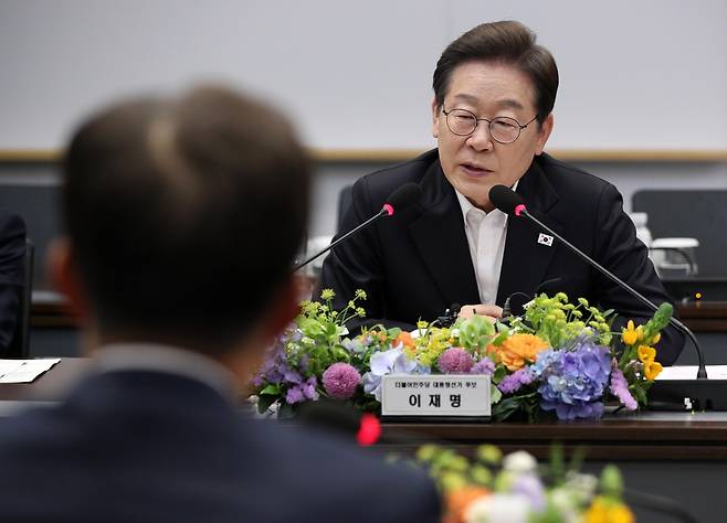 이재명 더불어민주당 대선 후보가 지난달 28일 경기 이천시 SK하이닉스에서 열린 ‘K-반도체’ AI메모리반도체 기업 간담회에서 발언하고 있다. 국회사진기자단