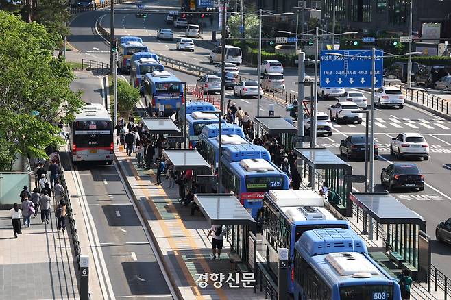 서울 시내버스노조와 버스운송사업조합의 임금 협상이 최종 결렬되며 시내버스노조가 준법 투쟁을 시작한 지난달 30일 서울역 버스환승센터를 지나는 버스가 줄지어 서 있다. 정효진 기자