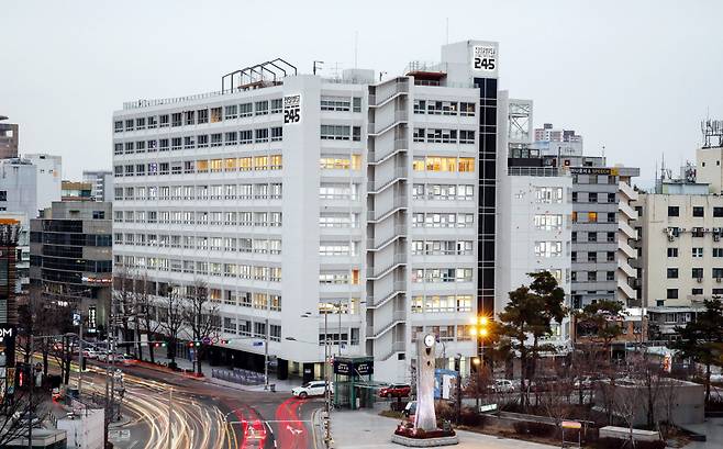 광주 동구 옛 전남도청 앞 전일빌딩245 전경. 이 건물 10층에는 5·18 당시 계엄군이 헬기에서 발사한 총탄의 흔적이 남아 있다. 광주시 제공