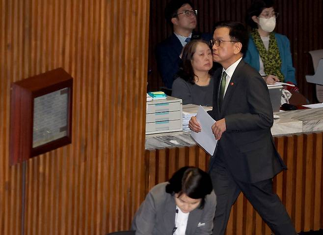 최상목 부총리 겸 기획재정부 장관이 1일 국회 본회의장을 떠나고 있다. 연합뉴스