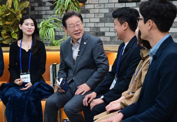 더불어민주당 이재명 대선 후보가 30일 오후 서울 구로구의 한 스튜디오에서 열린 ‘슬기로운 퇴근생활’ 직장인 간담회에서 직장인들의 고충을 듣고 답변하고 있다. 국회사진기자단