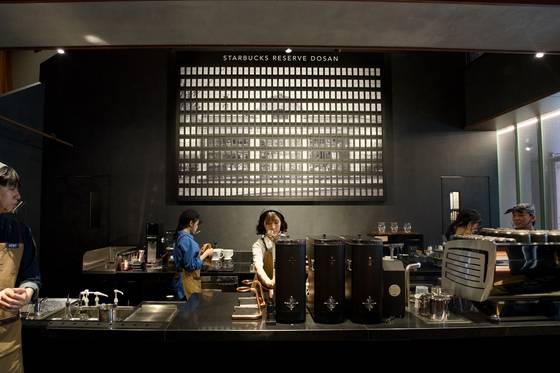 Starbucks Reserve Dosan branch in southern Seoul [CHO YONG-JUN]
