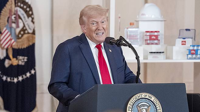 U.S. President Donald Trump delivers remarks during an 'Investing in America' event at the White House in Washington April 30. [EPA/YONHAP]