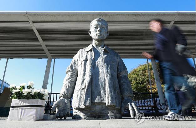종로구 평화시장 버들다리에 위치한 전태일 열사 흉상. 연합뉴스&nbsp;&nbsp;