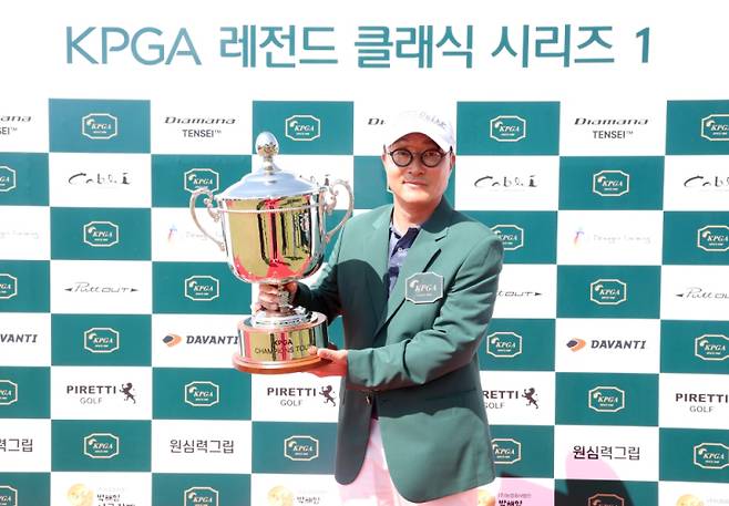 2025 KPGA 챔피언스투어 개막전 ‘KPGA 레전드 클래식 시리즈 1’ 우승을 차지한 이인우. KPGA 제공