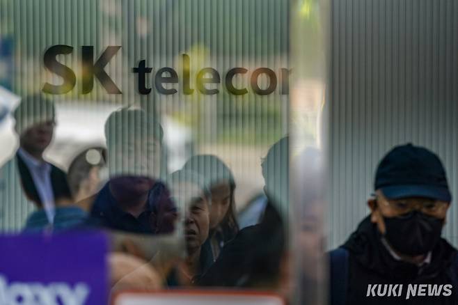 SK텔레콤이 사이버침해 피해를 막기 위해 무료 유심교체를 시작한 지난 28일 서울 영등포구 한 T월드 매장에서 시민들이 줄을 서며 순서를 기다리고 있다. 유희태 기자&nbsp;