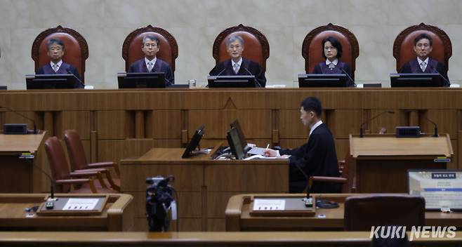 조희대 대법원장이 1일 오후 이재명 더불어민주당 대선 후보의 공직선거법 사건 전원합의체 선고를 위해 서울 서초구 대법원 대법정에 입장해 장내 정돈을 선언하고 있다. 유희태 기자&nbsp;