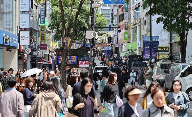 이번 주말부터 이어지는 '황금 연휴'에 일본과 중국도 골든위크, 노동절 연휴가 이어지며 외국인 여행객이 늘어날 것으로 예상되면서 유통·면세업계는 할인 쿠폰 증정 등 마케팅에 분주하다. 사진은 28일 서울 명동을 걷는 시민과 외국인 관광객의 모습. 연합뉴스