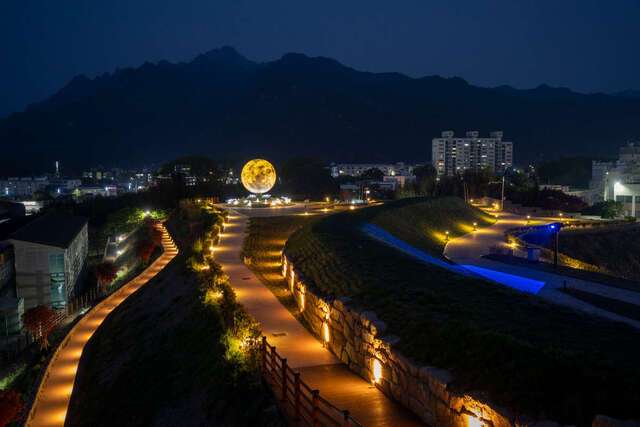 영암읍성 터에 최근 조성된 보름달 조형물.