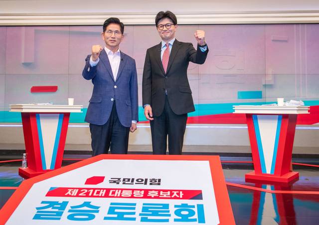 국민의힘 6·3 대선 경선 결선투표에 진출한 김문수(왼쪽) 후보와 한동훈 후보가 30일 서울 중구 TV조선에서 결승 TV토론회를 앞두고 주먹을 들어보이고 있다. 국회사진기자단