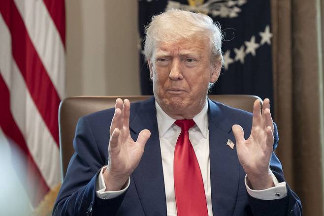 도널드 트럼프 미국 대통령이 30일(현지시간) 백악관에서 각료 회의를 열고 있다. 연합뉴스