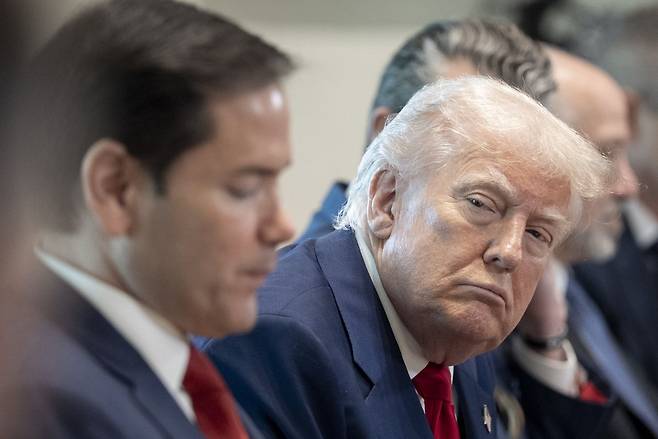 도널드 트럼프 미국 대통령이 30일(현지시간) 백악관에서 각료 회의를 주재하며 참석자의 발언을 듣고 있다. 연합뉴스