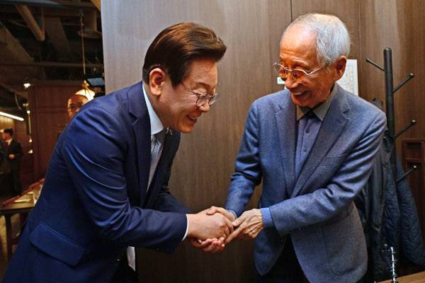 이재명 더불어민주당 대선후보와 윤여준 상임총괄선대위원장. 이병주 기자