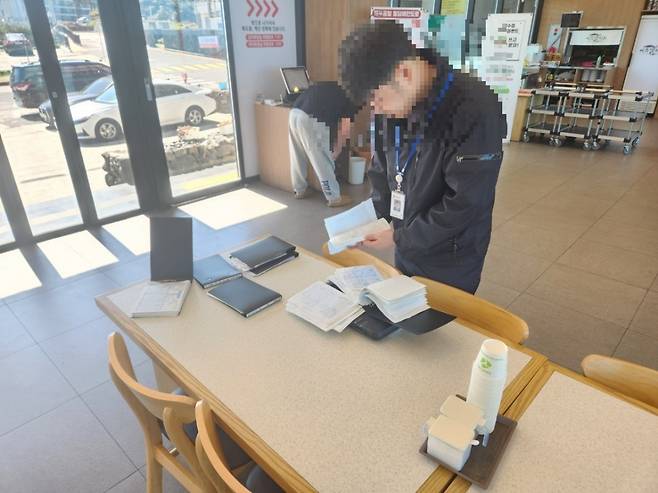 제주 자치경찰이 도내 한 갈치 판매 식당에서 재료 구입 장부를 확인하고 있다. 제주자치경찰단 제공