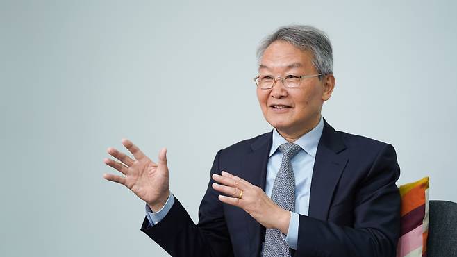 ‘바울로부터 온 편지’ 시리즈 첫 권인 ‘목회자 바울이 목회자에게’를 펴낸 최종상 선교사가 지난 25일 서울 여의도 국민일보 스튜디오에서 출간 배경을 설명하고 있다. 김영광 PD