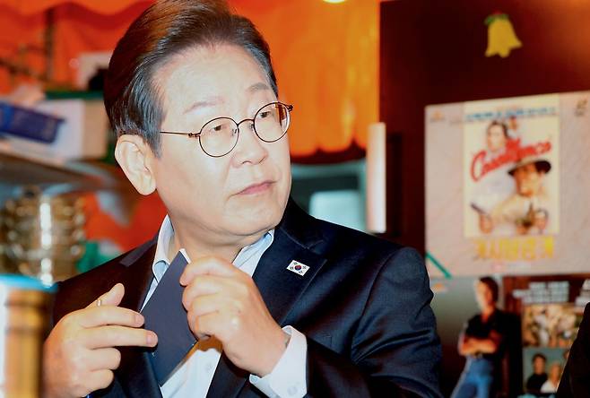 이재명 더불어민주당 대선 후보가 1일 서울 종로구 한 포차 식당에서 '당신의 하루를 만드는, 보이지 않는 영웅들'이란 주제로 배달 라이더, 택배 기사 등 비(非)전형 노동자들과 간담회를 하고 있다. 공동취재, 연합뉴스