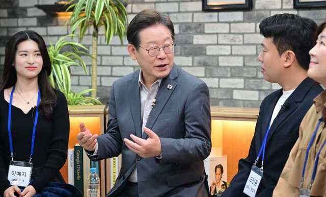 더불어민주당 이재명 대선 후보가 30일 서울 구로구 한 스튜디오에서 열린 '슬기로운 퇴근생활 직장인 간담회'에 참석해 직장인들의 고충을 듣고서 대화를 나누고 있다. 연합뉴스