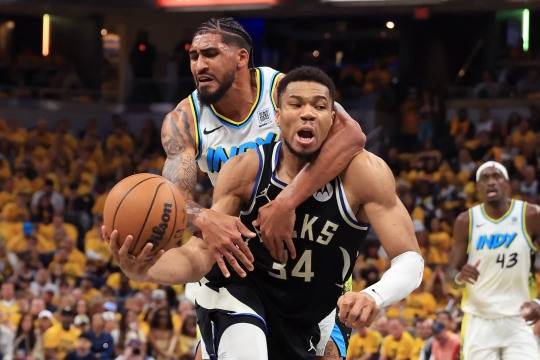 슛을 시도하는 야니스 아데토쿤보. 사진[연합뉴스]