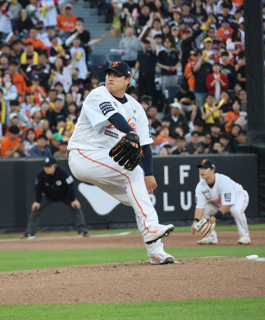 투구하는 류현진. 사진[연합뉴스]