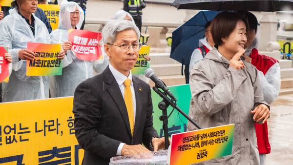 ▲권영국 정의당 대표가 사회대전환연대회의의 대선후보로 선출되어 1일 광화문 앞에서 출마선언 기자회견을 열고 있다. 사진=정의당