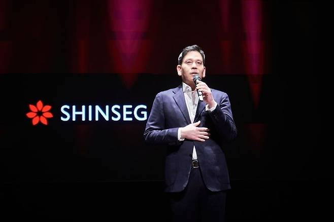 정용진 신세계그룹 회장이 그룹 미래를 이끌 인재들을 만나 신세계의 제1정신인 ‘고객제일’의 미래형 실천 전략을 설파했다. [사진 = 신세계그룹제공]