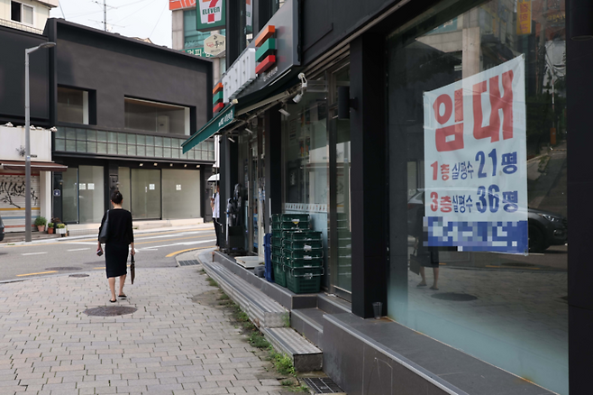 서울 서대문구 한 대학가 앞 폐업 점포에 임대 관련 안내문이 붙어 있다. [한주형 기자]