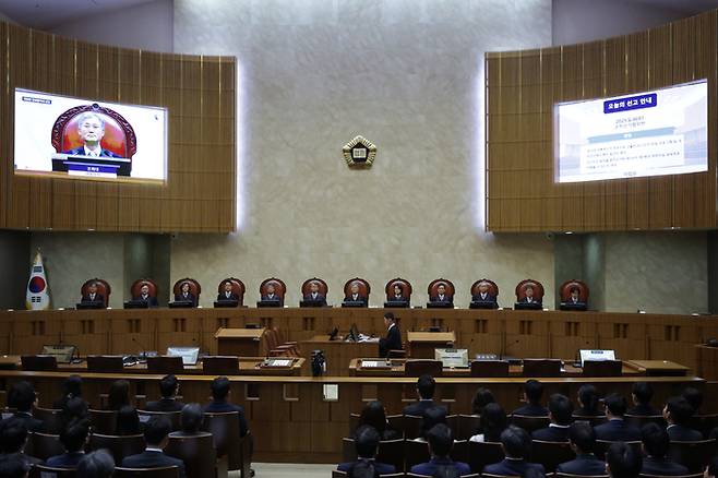 조희대 대법원장을 비롯한 대법관들이 1일 오후 더불어민주당 이재명 대선 후보의 공직선거법 사건 전원합의체 선고를 위해 서울 서초구 대법원 대법정에 입장해 자리에 앉아 있다. [사진 = 사진공동취재단]