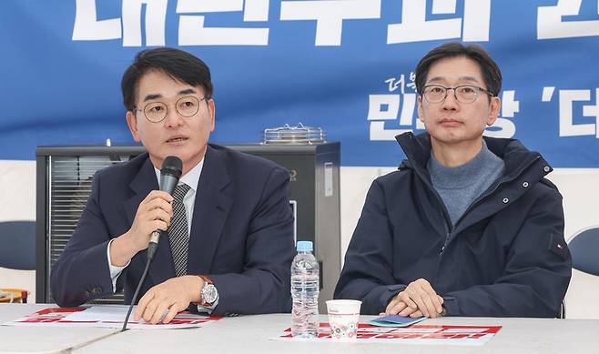 더불어민주당 박용진 전 의원이 지난 3월 12일 서울 종로구 경복궁 앞 더불어민주당 천막 농성장에서 열린 국난극복을 위한 시국간담회에서 모두발언을 하고 있다. [사진 출처 = 연합뉴스]