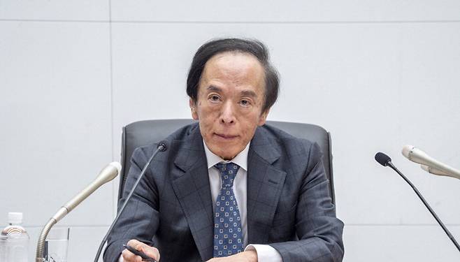 우에다 가즈오 일본은행(BOJ) 총재가 1일 기준금리를 동결한다고 발표한 후 기자회견에서 발언하고 있다.  로이터연합뉴스